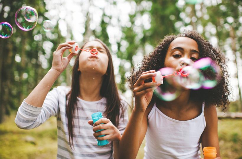 Como a amizade na infância pode se tornar essencial para a vida adulta?