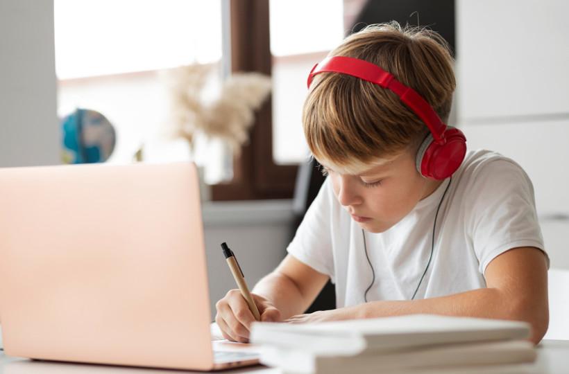 Saiba como equilibrar estudos e lazer para o bem-estar do seu filho