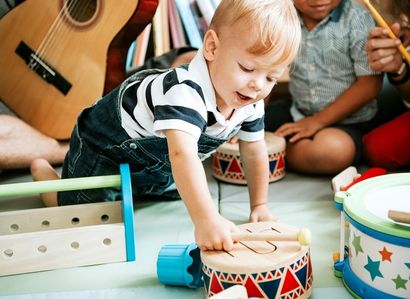 X benefícios da música e da arte para a aprendizagem das crianças