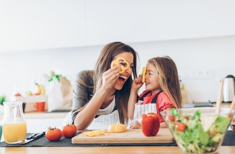 X dicas para criar hábitos alimentares saudáveis desde a primeira infância